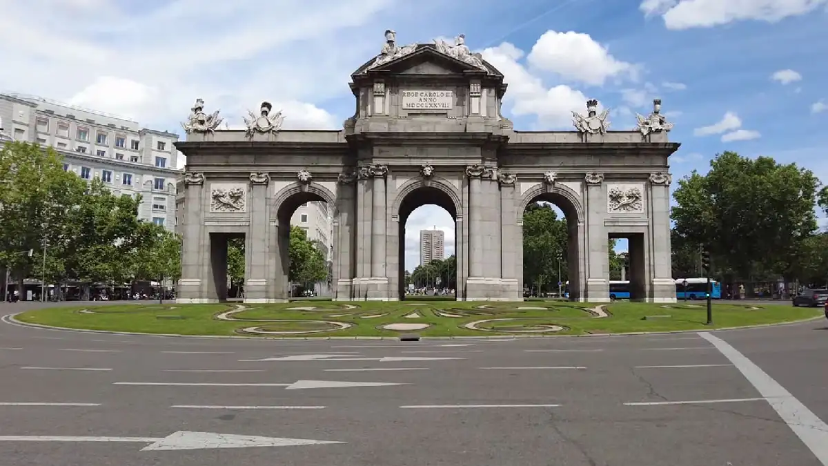 Puerta de Alcalá: Where Neo-Classical Art Meets Urban Elegance